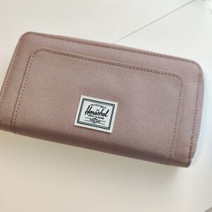 Herschel Supply Company Zip Wallet in Dusty Pink